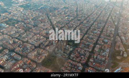 Barcelona Stadt über den Wolken und Nebel, Sagrada Familia Kathedrale, Eixample berühmtes städtisches Netz, diagonale Avenue, Katalonien, Spanien Stockfoto