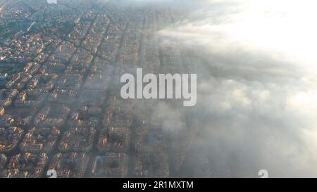 Barcelona Stadt über den Wolken und Nebel, Sagrada Familia Kathedrale, Eixample berühmtes städtisches Netz, diagonale Avenue, Katalonien, Spanien Stockfoto