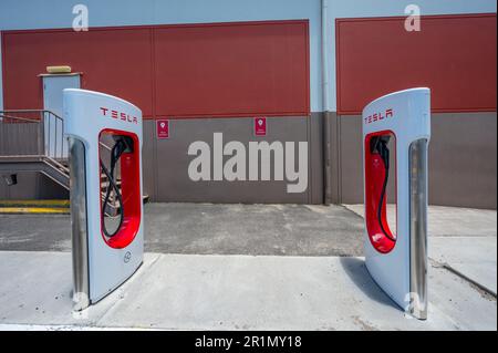 Tesla EV-Ladestation auf dem Parkplatz von Coles, Tenterfield, New South wales, australien Stockfoto