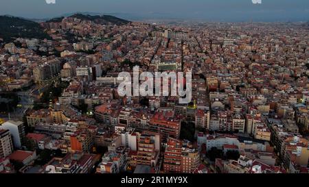 Luftaufnahme der Skyline von Barcelona in der Dämmerung, Gracia und Horta Guinardo. Katalonien, Spanien Stockfoto