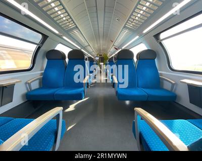 Moderner Schnellzug der europäischen Economy Class. Stockfoto