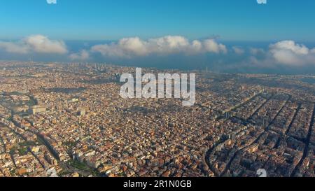 Hubschrauber über die Luftdrohne Barcelona City über den Wolken und Nebel, Basilika Sagrada Familia und das berühmte städtische Netz von Eixample. Katalonien, Spanien Stockfoto