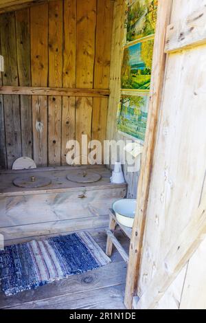 Idyllisches Interieur in einem alten Klo Stockfoto