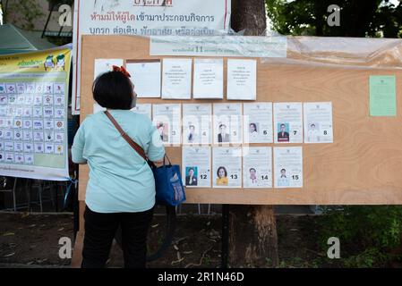 Bangkok, Thailand. 14. Mai 2023. Die Wähler überprüfen seine Namenswahlen zum Repräsentantenhaus in Bangkok am Sonntag, den 14. Mai 2023. (Foto von Teera Noisakran/Pacific Press) Kredit: Pacific Press Media Production Corp./Alamy Live News Stockfoto