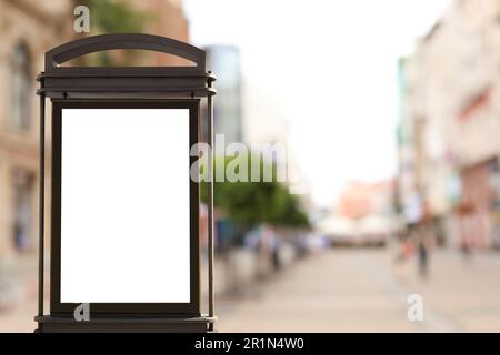 Leeres Poster mit Stadtlicht auf der Straße der Stadt. Raum für Design Stockfoto