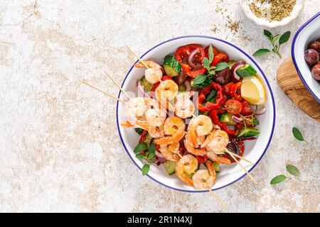 Auf Spießen gerösteter Garnelen-Kebab und frischer Gemüsesalat, Draufsicht Stockfoto
