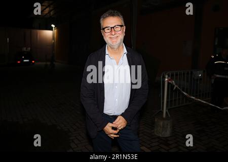 Mailand, Italien. 15. Mai 2023. Fabio Fazio wird vor den Fernsehstudios von Che Tempo Che Fa am Tag der Ankündigung des Übergangs zum Sender Nove of Discovery nach 39 Jahren in Rai am 15. Mai 2023 in Mailand, Italien, gesehen (Foto von Alessandro Bremec/NurPhoto) Kredit: NurPhoto SRL/Alamy Live News Stockfoto