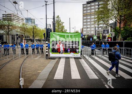 ROTTERDAM - die letzten Vorbereitungen für die Ehren von Feyenoord werden getroffen. Der Fußballverein Rotterdam gewann die nationale Meisterschaft und wird im Coolsingel geehrt. ANP ROBIN UTRECHT niederlande raus - belgien raus Stockfoto