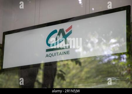lyon , Aura France - 05 01 2023 : Ca Credit Agricole Bank Logo und Markentext aquitaine Vorderseite der Fassade der französischen Bankagentur Stockfoto