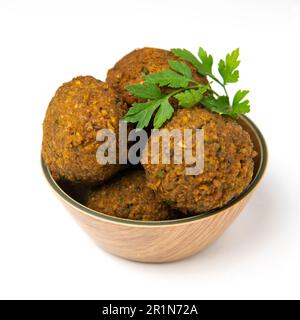 Ganze und halbe Falafel, isoliert auf weißem Hintergrund Stockfoto