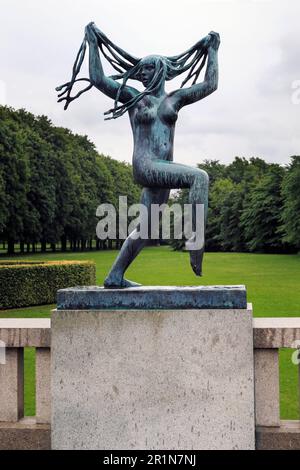 OSLO, NORWEGEN - 1. JULI 2016: Dies ist eine von 600 Statuen des weltberühmten Vigeland Skulpturenparks. Stockfoto