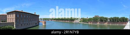 Panoramablick auf den Fluss Garonne, Toulouse von Pont Neuf, mit Hotel Dieu St Jacques auf der linken Seite und Glockenturm der Kirche Saint Sernin in der Ferne Stockfoto