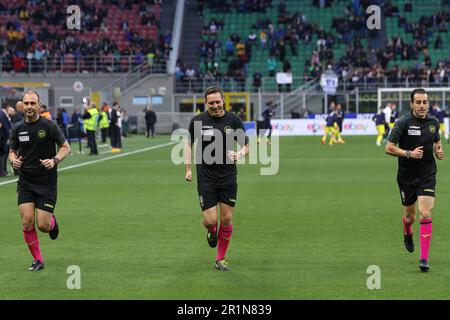 Mailand, Italien. 13. Mai 2023. Italien, Mailand, Mai 13 2023: Matteo Marcenaro (Schiedsrichter) und seine Assistenten machen Sprints beim Aufwärmen über das Fußballspiel FC INTER vs SASSUOLO, Serie A Tim 2022-2023 day35 San Siro Stadion (Foto: Fabrizio Andrea Bertani/Pacific Press) Kredit: Pacific Press Media Production Corp./Alamy Live News Stockfoto