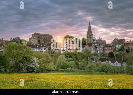 Montag, 15. Mai 2023. Malmesbury, Wiltshire, England - die nächtliche Wolke wird bei Sonnenaufgang langsam aufklaren, wenn die Sonne hinter der historischen Abtei in der hügeligen Stadt Malmesbury in Wiltshire aufgeht. Kredit: Terry Mathews/Alamy Live News Stockfoto