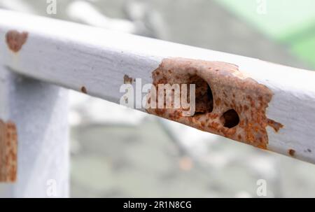 Einschussloch im Rohr. Krieg in der Ukraine. Ein Loch aus einem Schalenfragment. Die Folgen des Krieges. Löcher von Schüssen auf ein Metallrohr Stockfoto