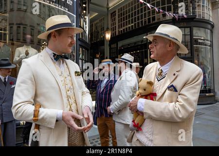 Beim dritten Grand Flaneur-Spaziergang versammeln sich mittags die Dandies und Dandizettes Großbritanniens neben der Statue von Beau Brummell auf der Jermyn Street, London, Großbritannien Stockfoto