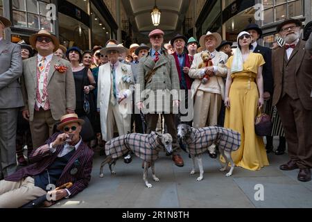 Beim dritten Grand Flaneur-Spaziergang versammeln sich mittags die Dandies und Dandizettes Großbritanniens neben der Statue von Beau Brummell auf der Jermyn Street, London, Großbritannien Stockfoto