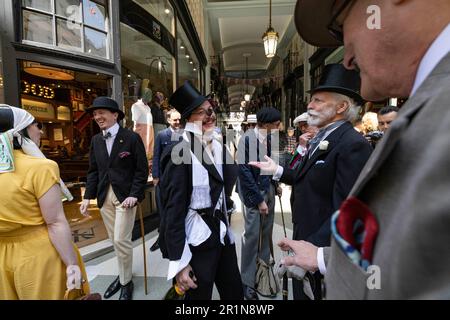 Beim dritten Grand Flaneur-Spaziergang versammeln sich mittags die Dandies und Dandizettes Großbritanniens neben der Statue von Beau Brummell auf der Jermyn Street, London, Großbritannien Stockfoto