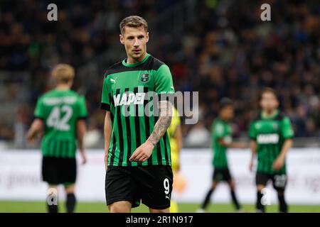 Mailand, Italien. 13. Mai 2023. Italien, Mailand, Mai 13 2023: Andrea Pinamonti (Sassuolo Stürmer) wartet auf einen Einwurf in der zweiten Halbzeit des Fußballspiels FC INTER vs SASSUOLO, Serie A Tim 2022-2023 day35 San Siro Stadion (Kredit: © Fabrizio Andrea Bertani/Pacific Press via ZUMA Press Wire) – NUR REDAKTIONELLE VERWENDUNG! Nicht für den kommerziellen GEBRAUCH! Stockfoto