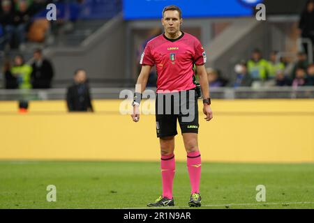 Mailand, Italien. 13. Mai 2023. Italien, Mailand, Mai 13 2023: Matteo Marcenaro (Schiedsrichter) wartet während des Fußballspiels FC INTER vs SASSUOLO, Serie A Tim 2022-2023 day35 San Siro Stadion auf einen Einwurf in der zweiten Halbzeit (Kreditbild: © Fabrizio Andrea Bertani/Pacific Press via ZUMA Press Wire) NUR REDAKTIONELLE VERWENDUNG! Nicht für den kommerziellen GEBRAUCH! Stockfoto