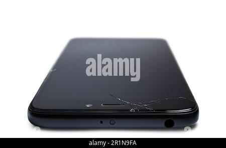Nahaufnahme eines Smartphones mit defektem Display, isoliert auf weißem Hintergrund Stockfoto
