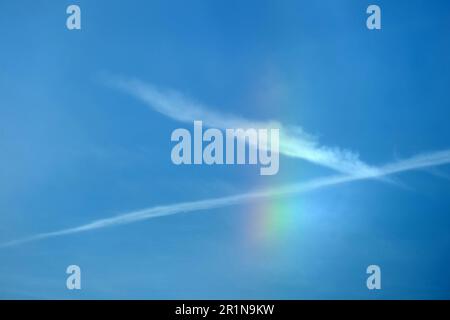 Regenbogen von Sonnenschein auf blauem Himmel mit Wolken Stockfoto