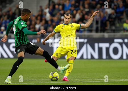Mailand, Italien. 13. Mai 2023. Italien, Mailand, Mai 13 2023: Henrikh Mkhitaryan (FC Inter Mittelfeldspieler) schießt in der ersten Halbzeit beim Fußballspiel FC INTER vs SASSUOLO, Serie A Tim 2022-2023 day35 San Siro Stadion (Bild: © Fabrizio Andrea Bertani/Pacific Press via ZUMA Press Wire) NUR REDAKTIONELLE VERWENDUNG! Nicht für den kommerziellen GEBRAUCH! Stockfoto