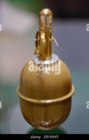 Eine Armeehandgranate, die zur Nachahmung von Sprengstoffen in Kriegsspielen verwendet wird. Stockfoto