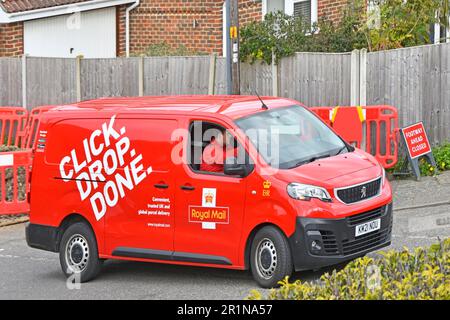 Klicken Sie auf den Slogan Drop Done auf der Seitenansicht des roten Royal Mail Postal Services Van-Fahrers, der sein Nutzfahrzeug bei Straßenarbeiten in Essex England UK manövriert Stockfoto