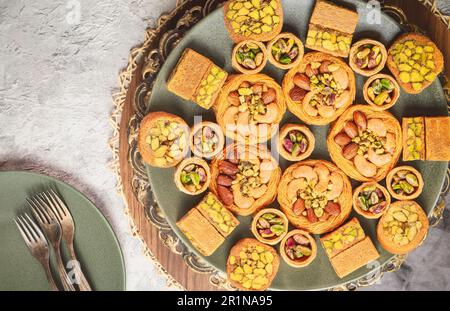 Arabische Küche: Nahöstliche Desserts. Köstliche Auswahl an traditionellen Ramadan-Desserts. Serviert mit leckeren Nüssen, Honigsirup und Zuckersirup. Stockfoto