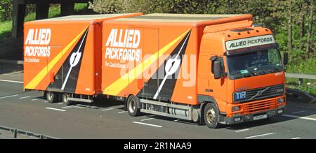 Pickfords Allied International, Seitenansicht Linkslenker, Ausbauten LKW und Anhänger, die auf der A12 Fernverkehrsstraße Brentwood Essex England fahren Stockfoto