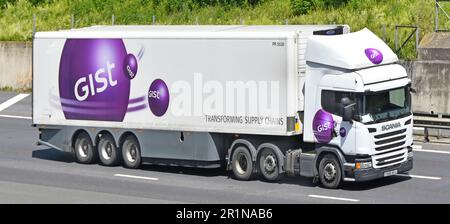 Seiten- und Frontansicht Linde plc weißer SLOGAN SCANIA lkw mit Gelenkanhänger Transforming Supply Chains auf der autobahn M25 England UK Stockfoto