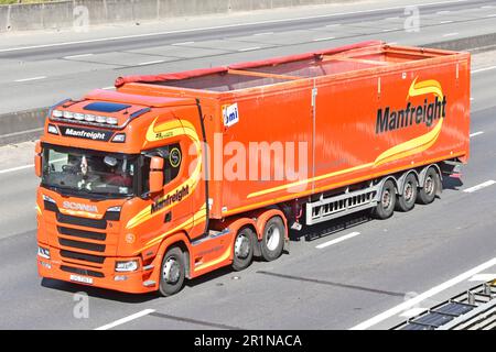 Scania Serie 500S lkw-Lkw-Grafik für Motorwagen von Manfreight, Fußboden, Auflieger und Logistik auf der M25, UK Stockfoto