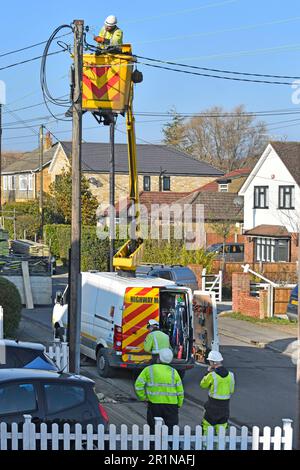Elektroingenieure ersetzen ALLE überholten Stromversorgungskabel und Stützstangen in Wohngegenden in England UK Stockfoto