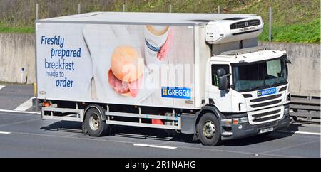 Greggs Bakery Supply Chain Scania P250 Lieferwagen Thermo King Kühlanlage in Chereau Kühlanlage starre Karosserie, die auf der britischen Autobahn M25 fährt Stockfoto