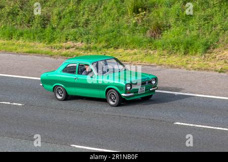 1974 70s Seventies Ford Escort RS Green Car Benzin 2000 cm3; Fahrt auf der Autobahn M61 UK Stockfoto