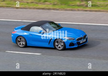 2022 BMW Z4 Sdrive20i M Sport Auto sDrive 20I Auto Start/Stop Blue Car Roadster Benzinmotor 1998 ccm auf der Autobahn M61 UK Stockfoto