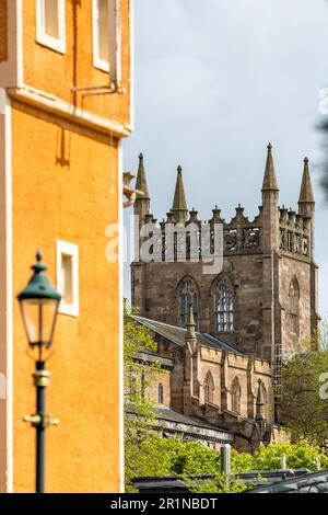 Dunfermline Abbey aus dem Pittencrieff Park mit Pittencrieff House im Vordergrund, Fife, Schottland Stockfoto