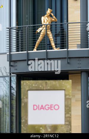 Diageo Hauptquartier in Edinburgh Park South Gyle mit einer Statue, die die Scotch Whisky Marke Johnnie Walker repräsentiert Stockfoto