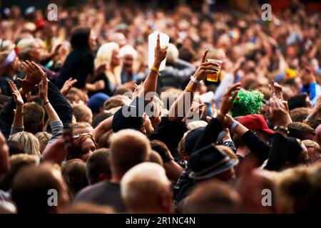 Tanz, Musikfestival und Party mit den Zuschauern beim Konzert und jubeln für dj-Show und Rave-Aufführung. Rock, Energie und Hände von Menschen, die darin tanzen Stockfoto