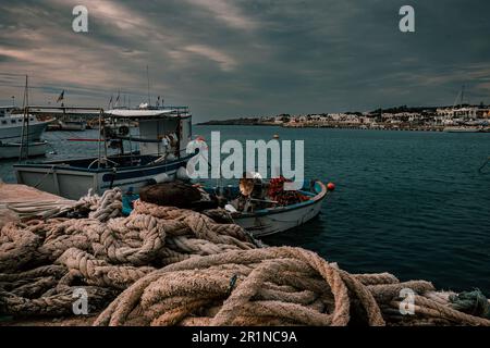 Il vecchio porto di Leuca ospita numerose imbarcazioni - Santa Maria Di Leuca, Salento, Apulien, Italien Stockfoto