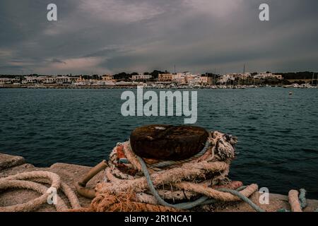 Il vecchio porto di Leuca ospita numerose imbarcazioni - Santa Maria Di Leuca, Salento, Apulien, Italien Stockfoto