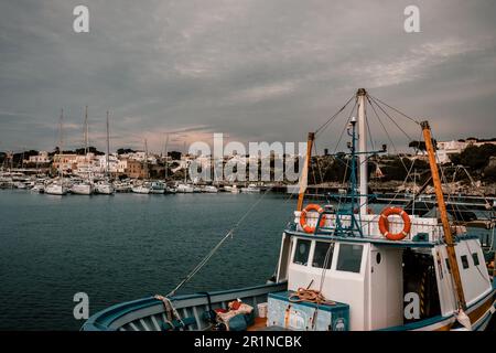 Il vecchio porto di Leuca ospita numerose imbarcazioni - Santa Maria Di Leuca, Salento, Apulien, Italien Stockfoto