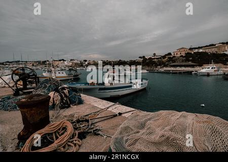 Il vecchio porto di Leuca ospita numerose imbarcazioni - Santa Maria Di Leuca, Salento, Apulien, Italien Stockfoto