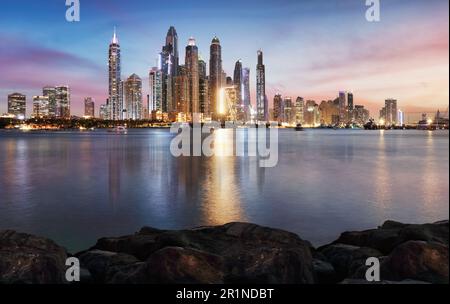 Marina in Dubai von Palm Jumeriah bei Nacht, VAE Stockfoto