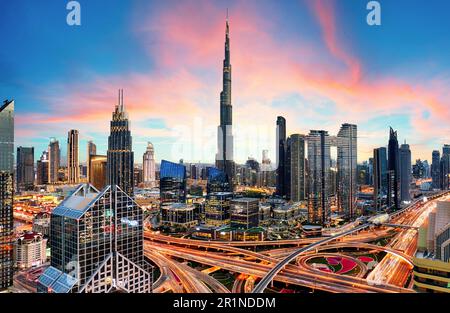 Atemberaubende Skyline von Dubai City Center und Sheikh Zayed Road Kreuzung, Vereinigte Arabische Emirate Stockfoto