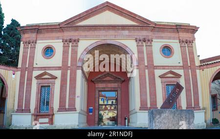 Barcelona, Spanien - 27. Dezember 2019: Hauptfassade des katalanischen Archäologiemuseums, Barcelona, Spanien Stockfoto