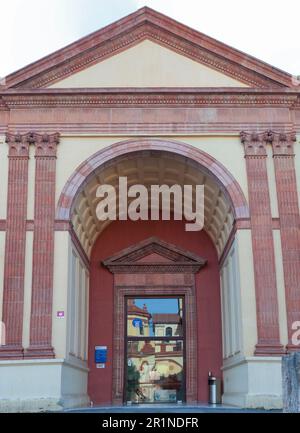 Barcelona, Spanien - 27. Dezember 2019: Hauptfassade des katalanischen Archäologiemuseums, Barcelona, Spanien Stockfoto