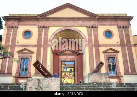 Barcelona, Spanien - 27. Dezember 2019: Hauptfassade des katalanischen Archäologiemuseums, Barcelona, Spanien Stockfoto