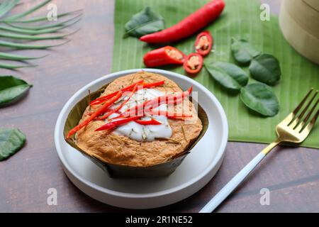 Gedämpftes Fisch-Curry in Bananenblattbechern - berühmte thailändische Speisen namens Hor Mok oder Fish Amok aus nächster Nähe Stockfoto